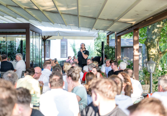 Teampräsentation in besonderer Atmosphäre